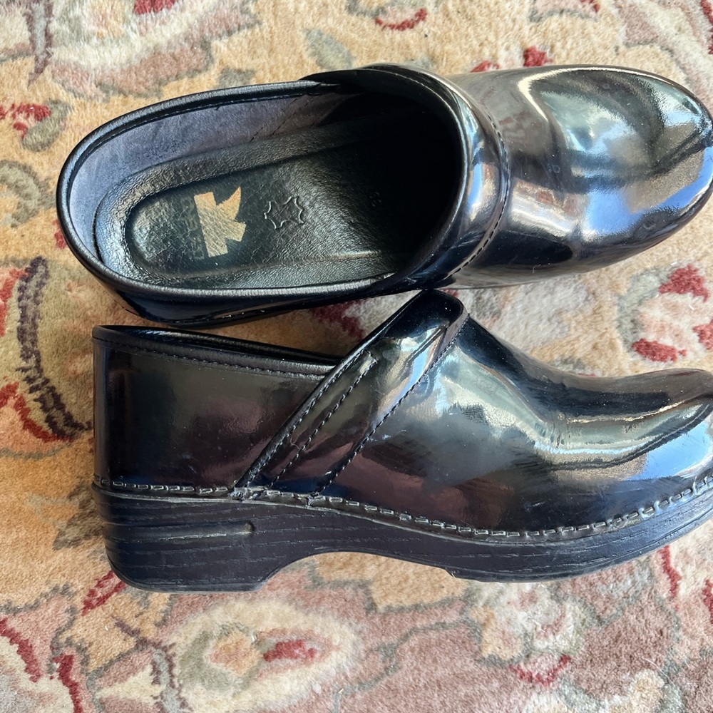 Dansko Black Patent Slip-On Clogs nurse shoes size 39